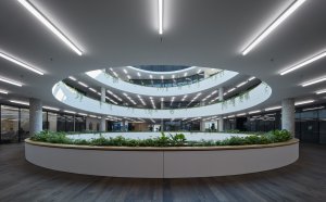 Městskou mozaiku kvalitní královéhradecké architektury doplnila administrativní budova centrály ČSOB od studia Projektil.