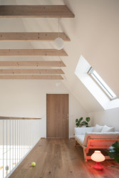 Schodiště vede na galerii, odkud se vchází do dalších ložnic