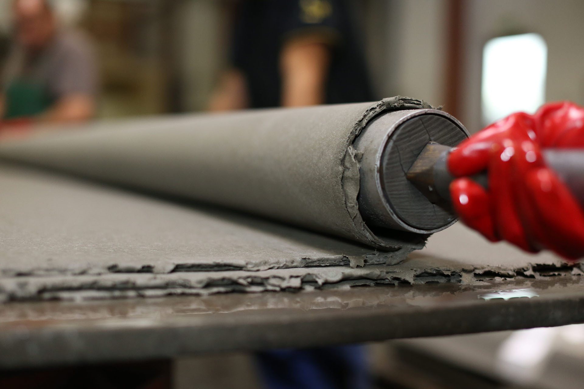 Vláknocement je materiál, který se hodí na fasády i střechy, dále také na podhledy, stěny, na šachty, balkony a třeba i v saunách. Dá se navíc recyklovat a architekti ho využívají čím dál tím častěji.