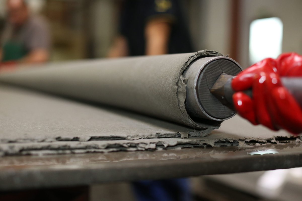 Vláknocement je materiál, který se hodí na fasády i střechy, dále také na podhledy, stěny, na šachty, balkony a třeba i v saunách. Dá se navíc recyklovat a architekti ho využívají čím dál tím častěji.