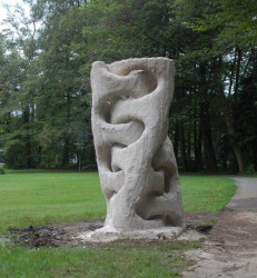 Obr. 19: Obr. 19 Do sebe zakřivená plastika organických tvarů realizovaná 3D tiskem spojováním prášku technologií D-Shape, Nizozemsko,