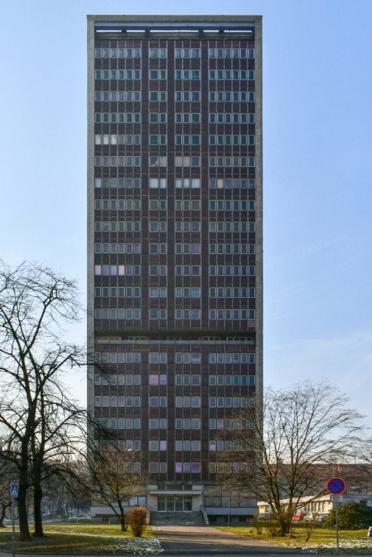 Současný stav výškové stavby na Ostrčilově ulici (1965–1968)