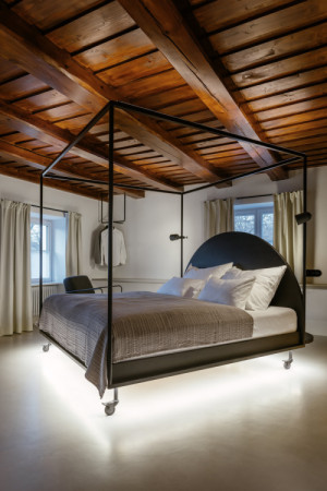 Pohled do apartmánu C (Nový penzion v Českém Krumlově; Tereza Komárková (Architéka), Lucie Němcová)