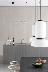 Nedaleko švédského Göteborgu stojí Villa Jägersro. V ní si mladá rodinu užívá výhledů na jezero a okolní přírodu.