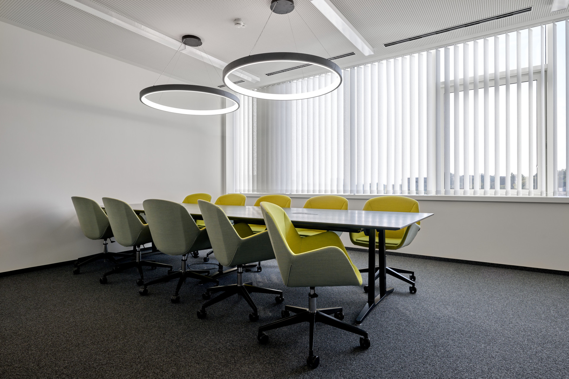 Zasedací místnosti v Linci dominuje konferenční stůl skill s fixním podstavcem a skrytým systémem pro vedení kabelů.