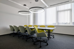 Zasedací místnosti v Linci dominuje konferenční stůl skill s fixním podstavcem a skrytým systémem pro vedení kabelů.