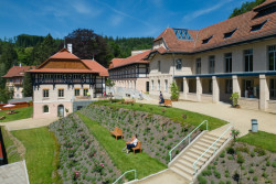 Všechny budovy jsou realizované v secesním stylu a byly postavené v prvním desetiletí 20. století. (Sluneční lázně v Luhačovicích, TRANSAT architekti)