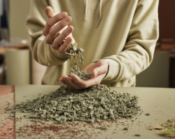 Přírodní granulát pro výrobu podlahy Marmoleum Cocoa