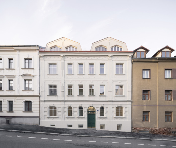 Rekonstrukce bytového domu na Břevnově od BY architects
