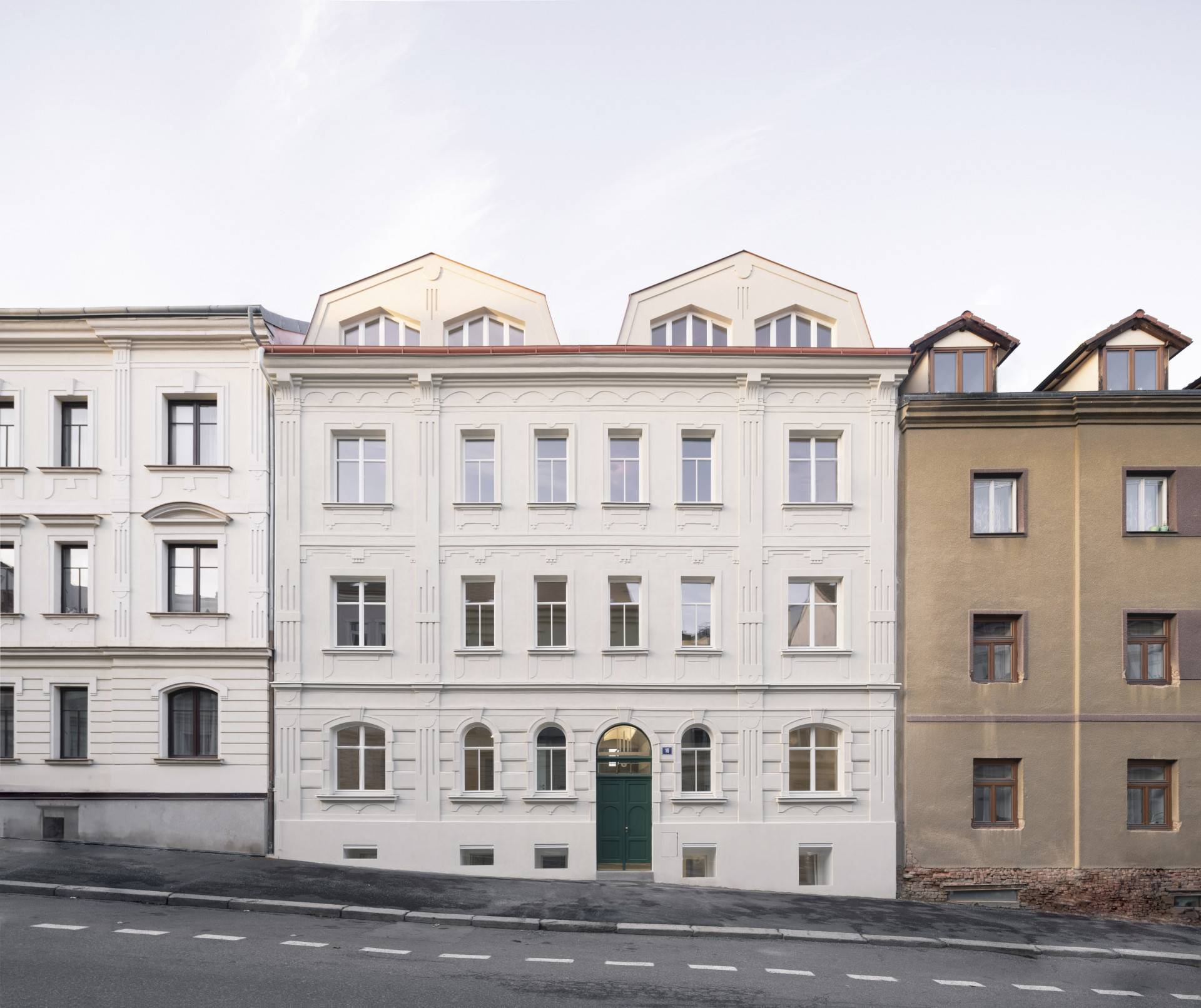 Rekonstrukce bytového domu na Břevnově od BY architects