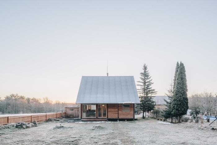Chata Skelná Huť, re:architekti: Architekti se rozhodli pokračovat v duchu lokálního kontextu a rozvinout hodnoty místa.