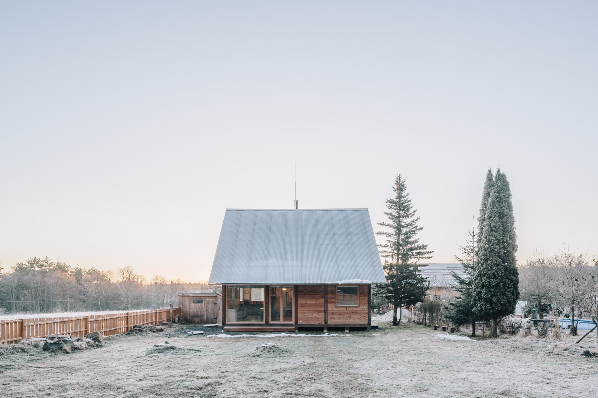 Chata Skelná Huť, re:architekti: Architekti se rozhodli pokračovat v duchu lokálního kontextu a rozvinout hodnoty místa.