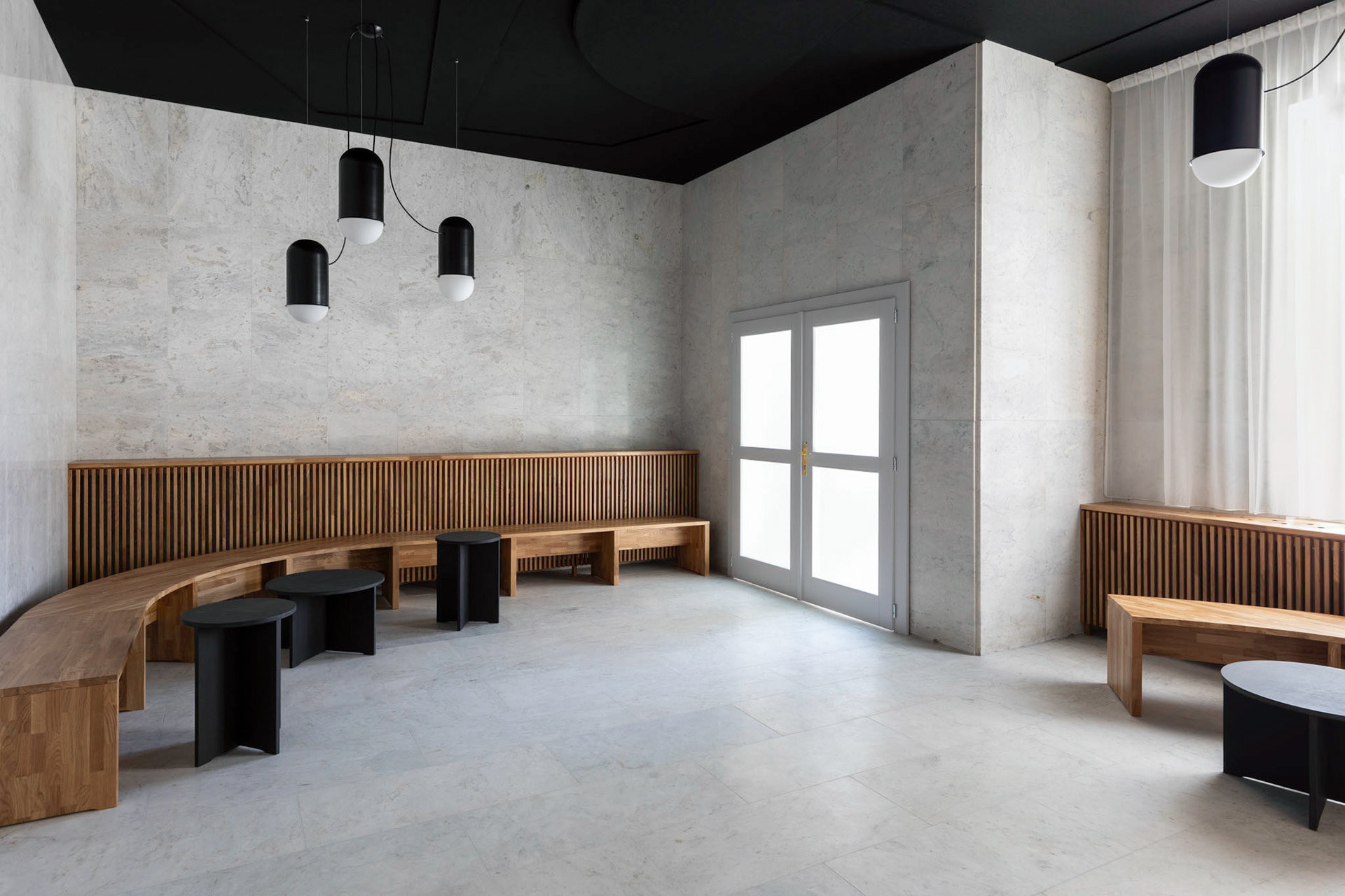 Strop byl opatřen akustickým opatřením, které vytváří geometrické tvary. (Rekonstrukce obřadní síně na Olšanských hřibitovech; Ateliér Schwestern)