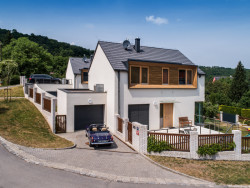 Rodinný dvojdům v Praze od studia SENAA