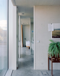 Vila Bôrik, PLURAL, LABAK - Díky umístění uprostřed koupelna obsluhuje vždy dvě ložnice zároveň