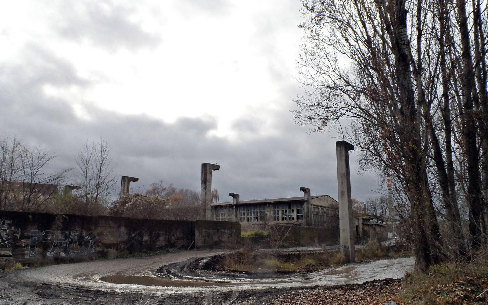 Pohled na armovnu přes skládku oceli od břehu Vltavy.