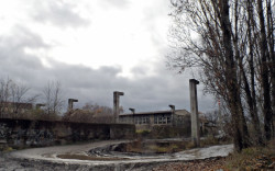 Pohled na armovnu přes skládku oceli od břehu Vltavy.