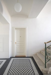 Obnovou prošly kamenné stupně schodiště. 