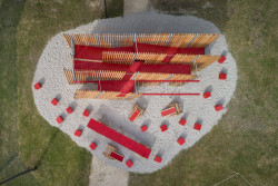 How we will play together? Česko na bienále reprezentuje prolézačka OFF FENCE. Foto: BoysPlayNice