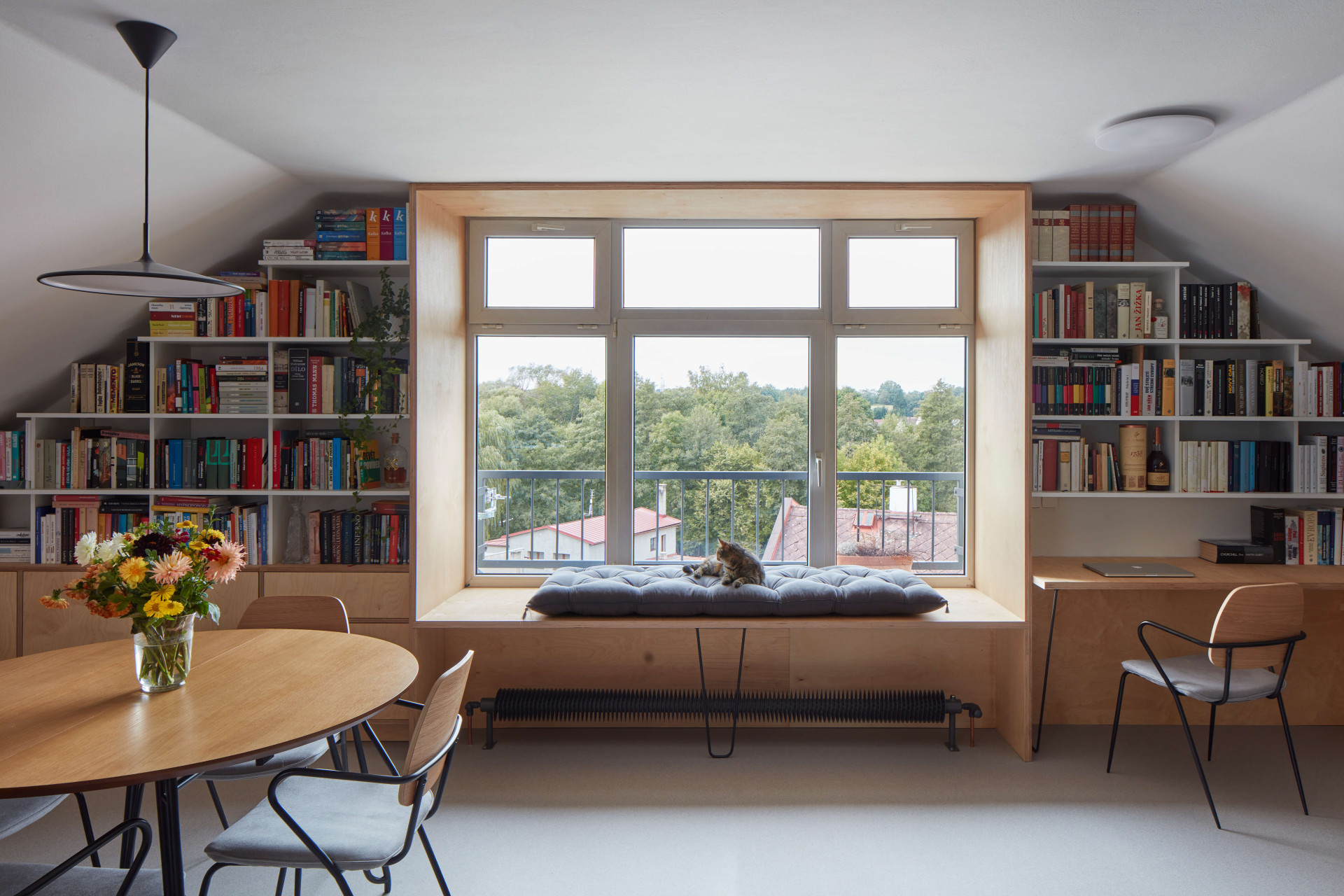 Velké pobytové okno v obývacím pokoji je ta nejlepší televize, jakou si můžete pořídit.