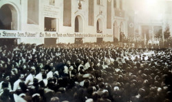 Hlavní sál Jízdárny v roce 1938 při politickém setkání doplňovacích voleb do říšského sněmu