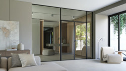 Otočné dveře IDEA ve dvoukřídlé variantě v zárubni GARDE