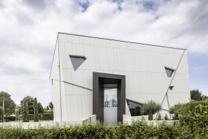 Architekt Matteo Mornata realizoval v italské vesnici Andrate netradiční kostel, jehož fasádu tvoří bílé desky.