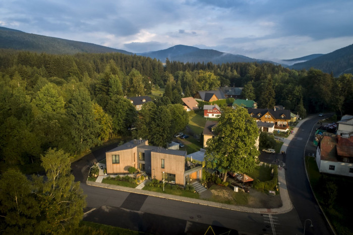 Šetrné začlenění penzionu do krajiny (Dům Chaleyott; arch. návrh Arch Zone, generální dodavatel stavby: VESPER HOMES)