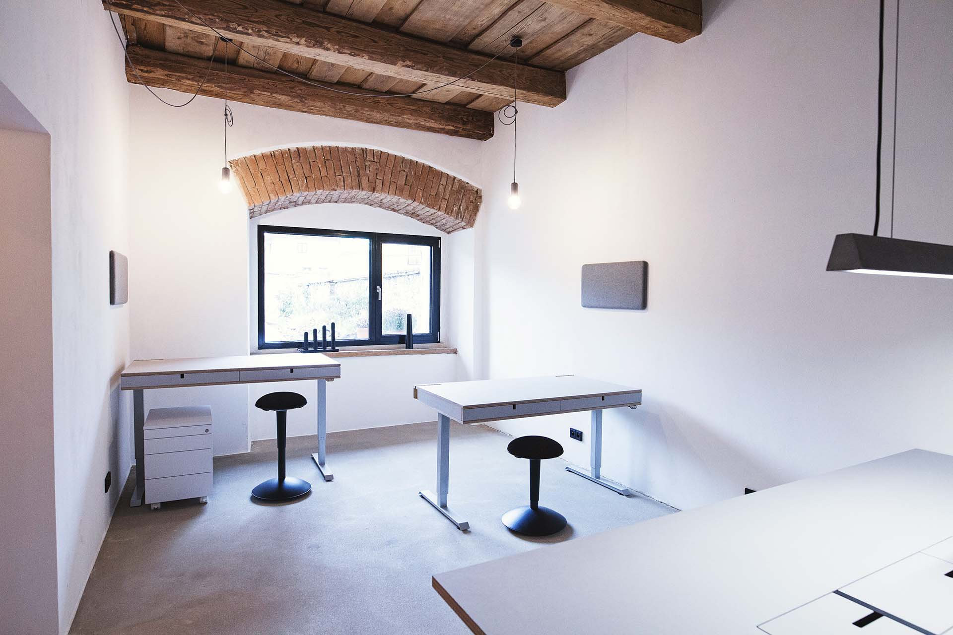 Výškově nastavitelný stůl TAK s úložným prostorem od PROFIL NÁBYTEK