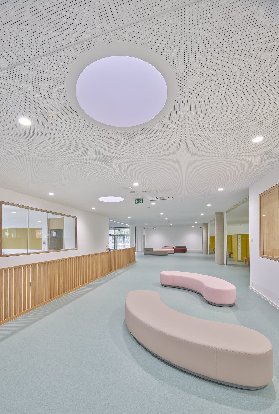 Nová škola od studia OVA architekti je v Berouně. (Nová škola Via v Berouně; OVA )