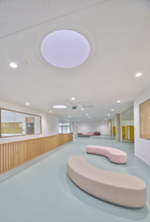 Nová škola od studia OVA architekti je v Berouně. (Nová škola Via v Berouně; OVA )