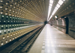 Stanice v historickém centru byly ražené ve značné hloubce. Měly typický jednotný výraz dle manuálu zpracovaného Jaroslavem Otrubou. Zahrnoval několik typů hliníkových panelů, taktéž legendární „prsa a antiprsa“. 

