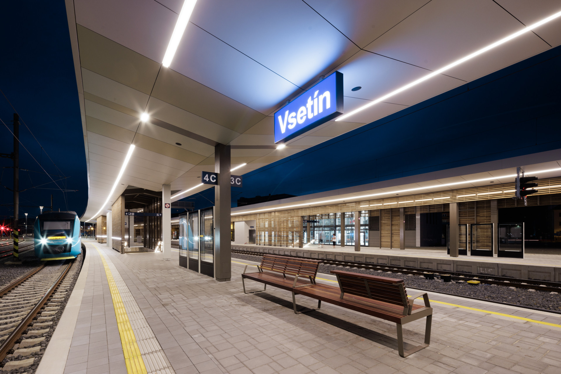 Nádraží ve Vsetíně má nové přístřešky.