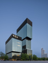 Kulturní zóny Katovic má novou dominantu. Studio Medusa group realizovali mrakodrap a kancelářský komplex .KTW