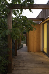 V malé vesnici na západě Slovensko stojí nově zrealizovaný dvojdům pro zdravotně a mentálně znevýhodněné navržený architekty z ateliéru A33