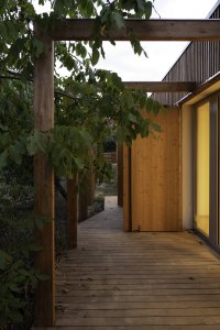 V malé vesnici na západě Slovensko stojí nově zrealizovaný dvojdům pro zdravotně a mentálně znevýhodněné navržený architekty z ateliéru A33