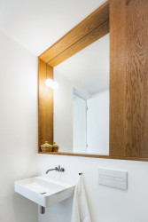 Pohled do koupelny (Rekonstrukce domu na Břevnově; Mimosa architekti)