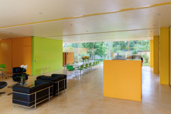 Na projektu spolupracoval se svou první manželkou Su Rogers. Základem návrhu se stal Rogersův nerealizovaný projekt Zip-Up House. Dům rozzařuje pestrá paleta barev, které Richard Rogers ve svých realizacích často uplatňoval.