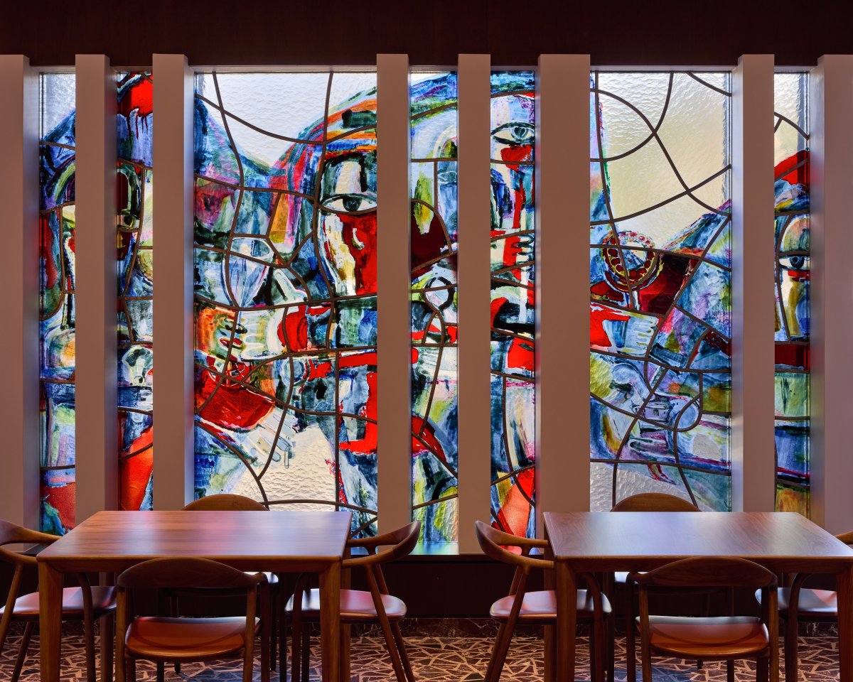 Vitráže Josefa Jíry, dnes v restauraci Kafka Brasserie v přízemí hotelu