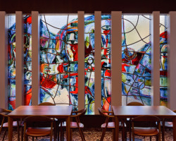 Vitráže Josefa Jíry, dnes v restauraci Kafka Brasserie v přízemí hotelu