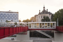 Náplavka v Plzni, Ateliér k světu: „Náplavka na Radbuze je náš vysněný projekt. Vznikl úplně jinak, než jak jsme zvyklí,“ říkají architektky a architekti z Atelieru k světu.