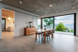 Ateliér LIPROJEKT s.r.o. zrealizoval rodinný dům obklopený zelení a výhledem do údolí.