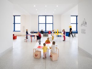 „Záměrem bylo naplnit celé patro Veletržního paláce obsahem, kterému dá smysl jen a pouze přítomnost návštěvnic a návštěvníků. To jak se zde budou pohybovat, jejich pospolitost a svobodné počínání.“ (ATLAS, No Architects)
