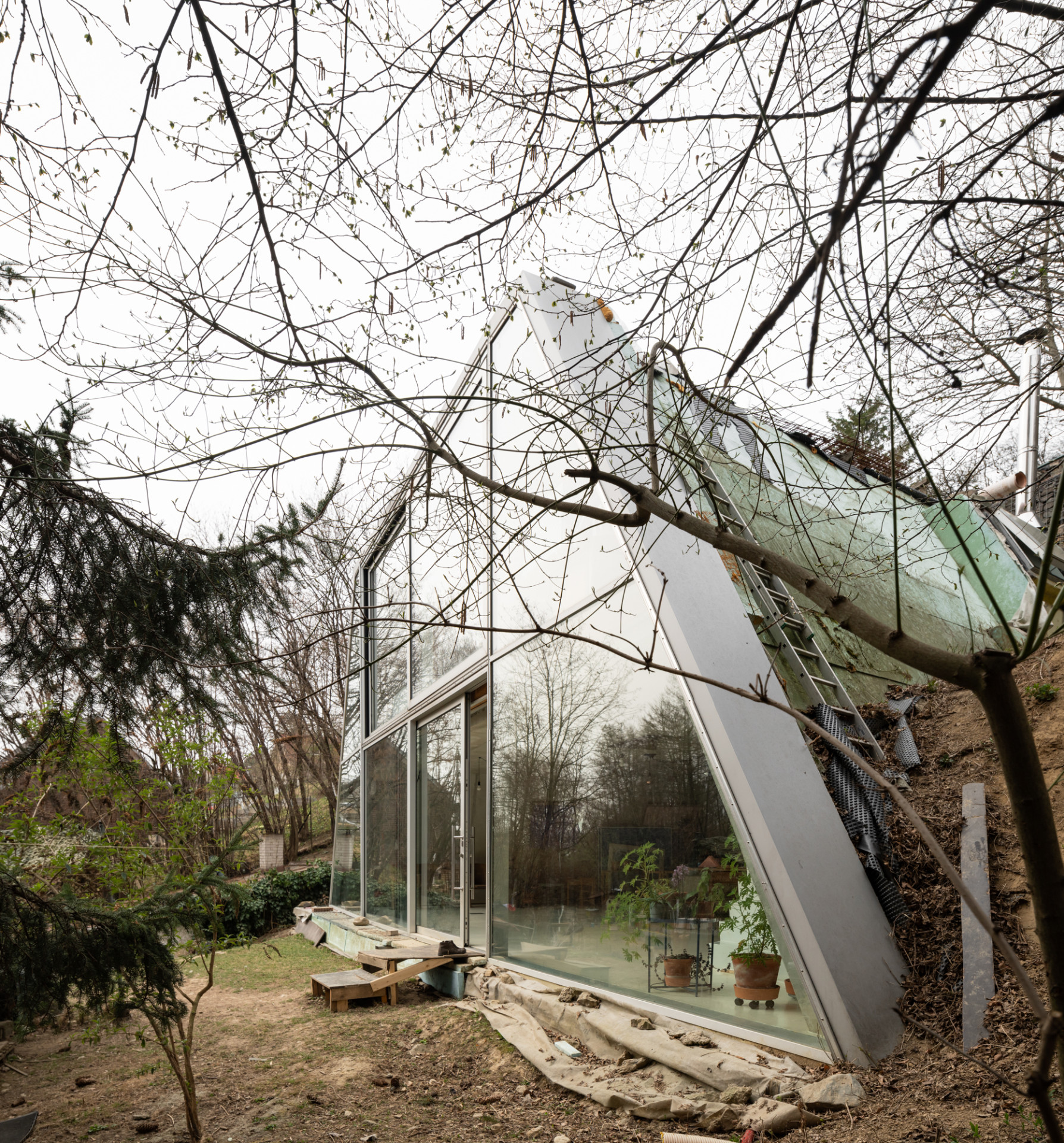 Rodinný dům Pernek, ksa_studeny: Svažitý terén pod silnicí od počátku jasně
definoval zadání a nutil architekty přijít s originálním řešením