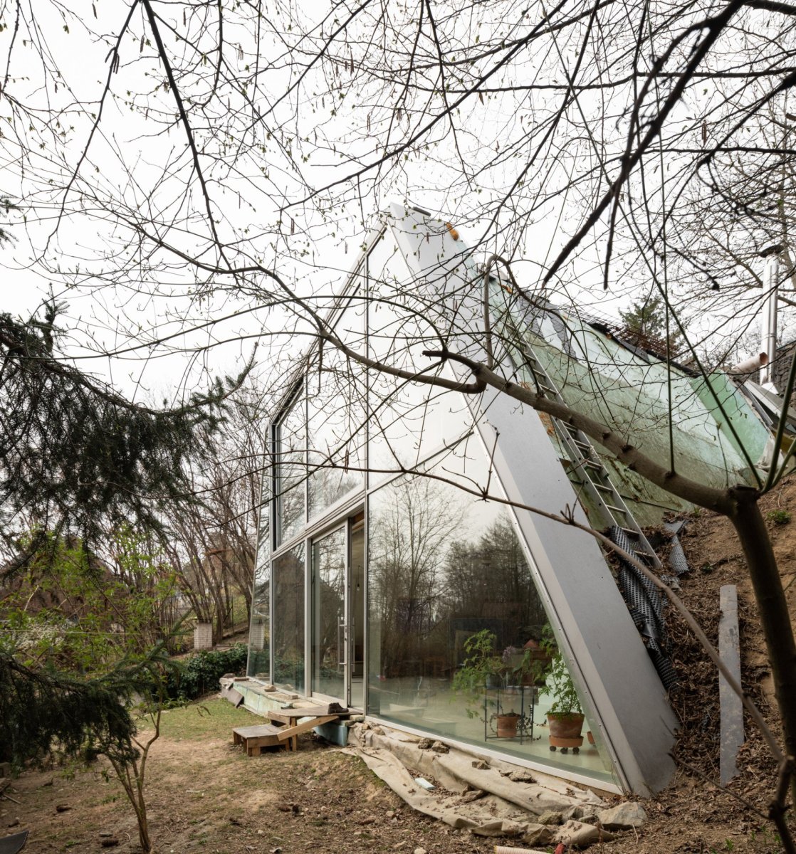 Rodinný dům Pernek, ksa_studeny: Svažitý terén pod silnicí od počátku jasně
definoval zadání a nutil architekty přijít s originálním řešením
