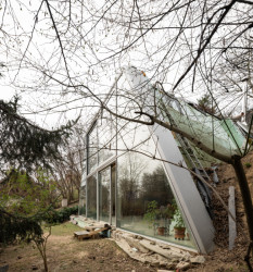 Rodinný dům Pernek, ksa_studeny: Svažitý terén pod silnicí od počátku jasně
definoval zadání a nutil architekty přijít s originálním řešením