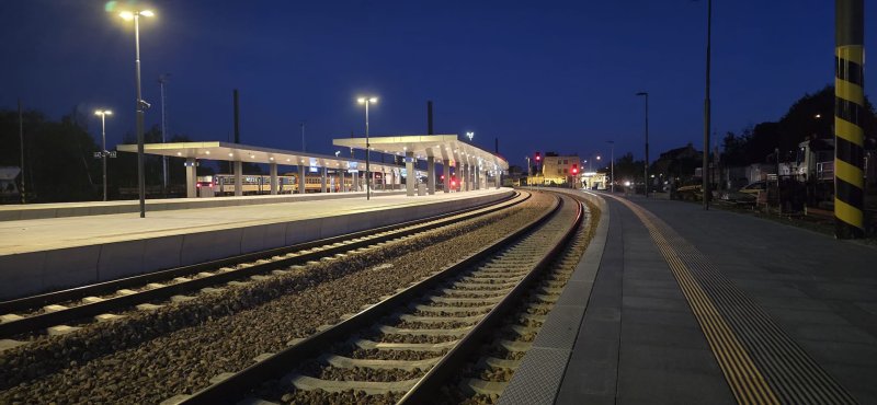 Nové přístřešky na třech nádražích v Kladně. Inovací prošly zejména podhledy - jsou to kazety, které umožní například vytvořit šikminu.