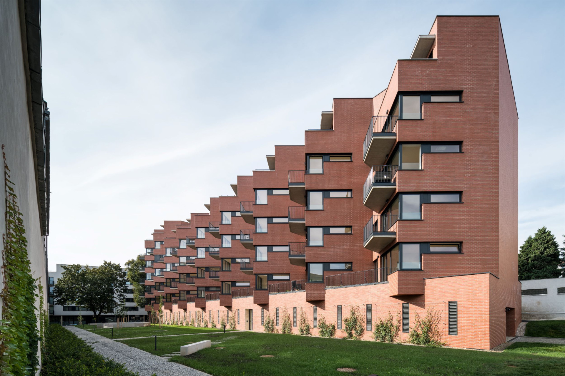 Bytový dům má šest podlaží, na nároží sedm. Přízemí slouží jako garáž. (Rezidence Starý pivovar v Brně-Králově Poli, Atelier RAW)