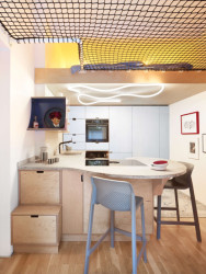 Na vloženém patře nad kuchyní se spí. (Bydlení na 37 metrech čtverečních; hurá studio)