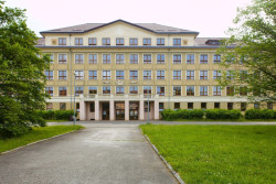 Hlavní fasáda objektu školy pohled od jihozápadu.